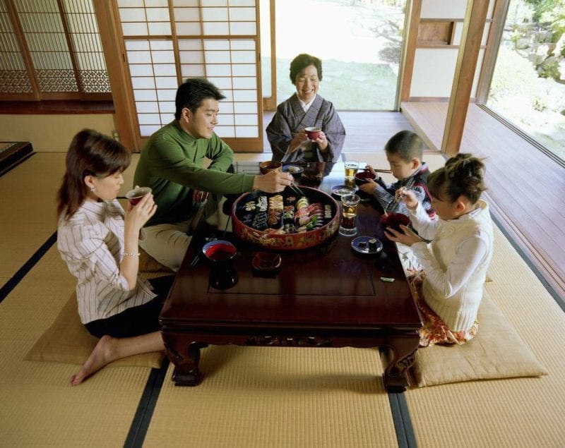 لماذا يفضل اليابانيون الجلوس على الأرض أثناء تناول الطعام؟
