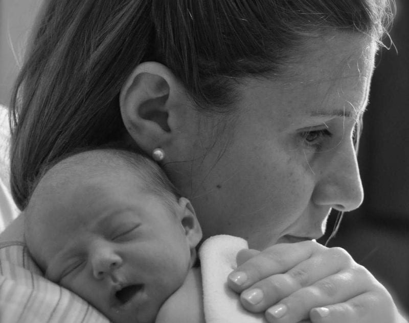 لماذا يغلب التوتر أحيانا على علاقة الأم بطفلها بعد الولادة؟