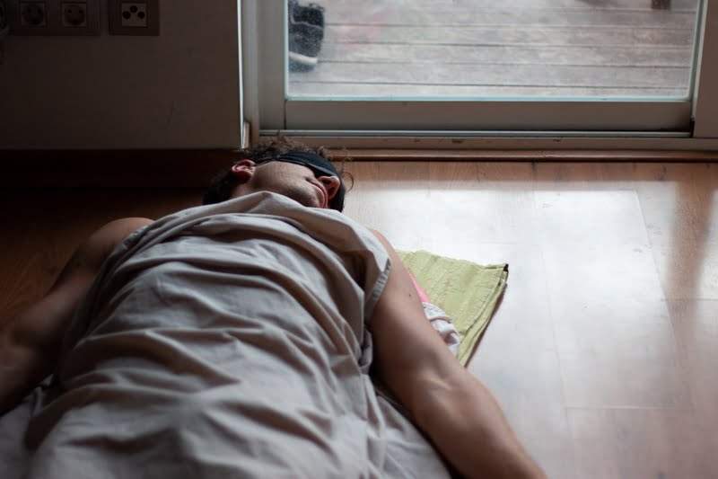 النوم على الأرض.. لماذا صار الاستلقاء الوضع المفضل في اليابان؟