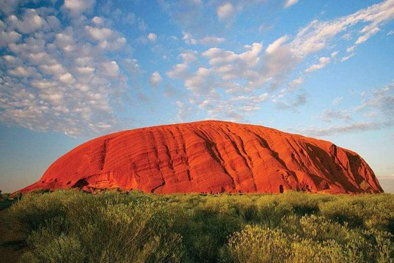 صخرة أولورو.. ذاكرة حجرية لسكان أستراليا المحليين