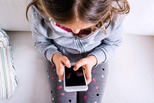 لماذا يدمن الأطفال الهواتف الذكية؟