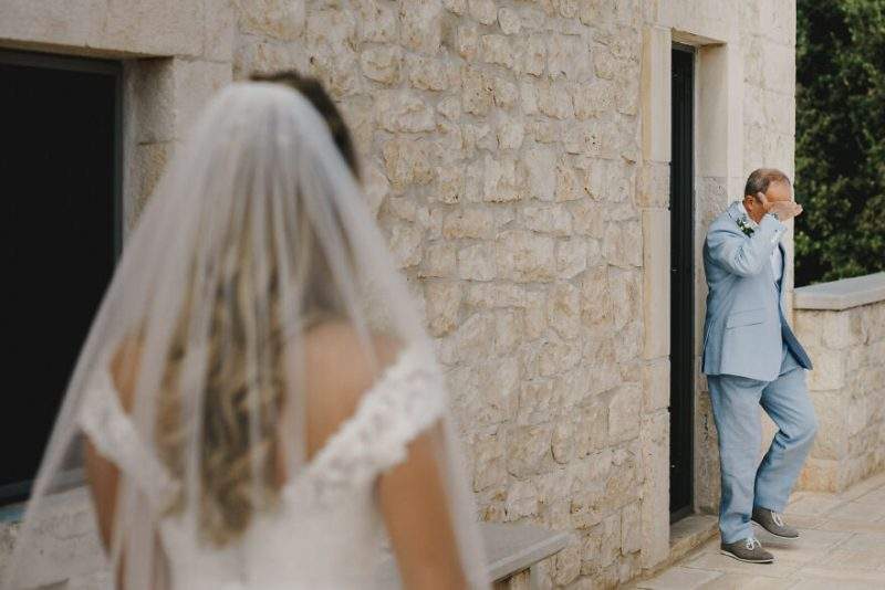 صور ملهمة.. تجمع بين أفراح ودموع الأب في زفاف الابنة