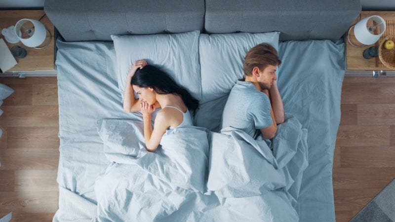 كيف يؤثر نوم الزوجين في توقيت واحد على الحياة الزوجية؟