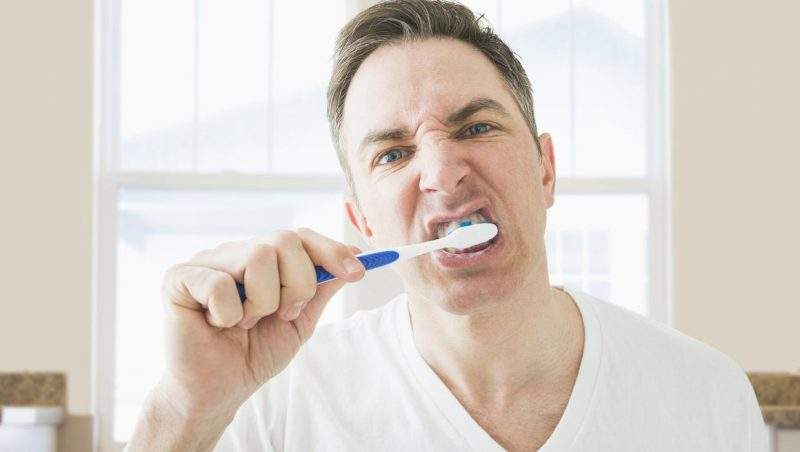 علامات وعلاجات غسل الأسنان بقوة
