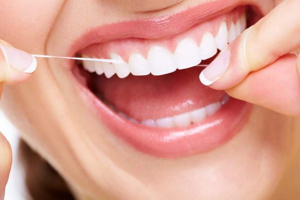 طرق تبييض الاسنان بوصفات طبيعية في المنزل