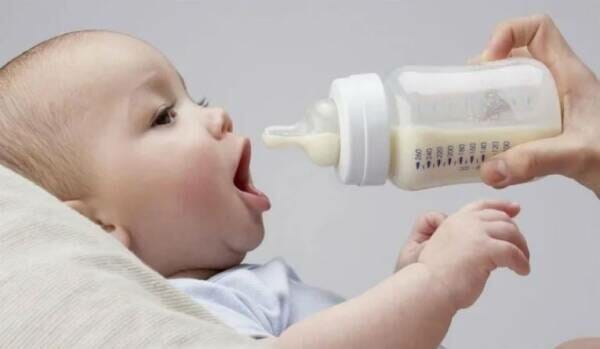 كم يحتاج الطفل من الحليب في عمر السنة | قل ودل