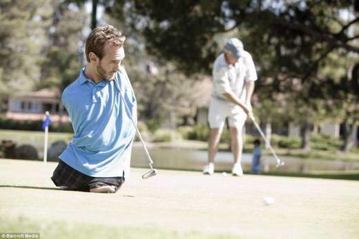 نيك فوجيسيتش.. "رجل المستحيل" الذي حارب إعاقة الافكار على كرسيه المتحرك