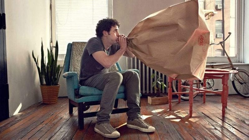 عند نوبات الهلع.. لماذا يتنفس البعض في أكياس ورقية؟ عند نوبات الهلع لماذا يتنفس البعض في أكياس ورقية؟