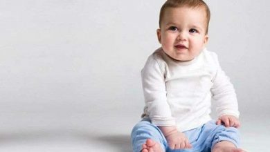 تصل للموت المفاجئ.. أضرار صحية خطيرة وراء الجلوس المبكر للأطفال