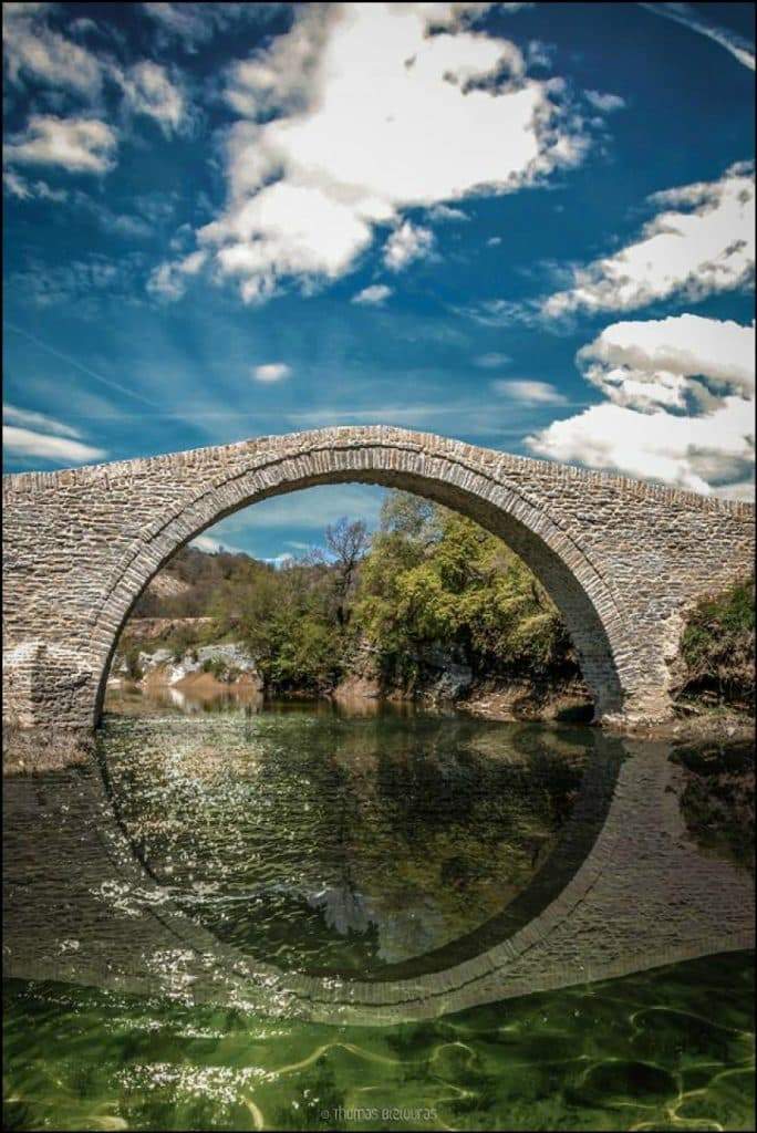 صور مذهلة.. ورحلة رائعة بين جسور اليونان القديمة