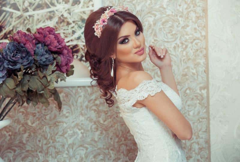 4 تسريحات شعر مع اكسسوارات آخر موضة للعروسة