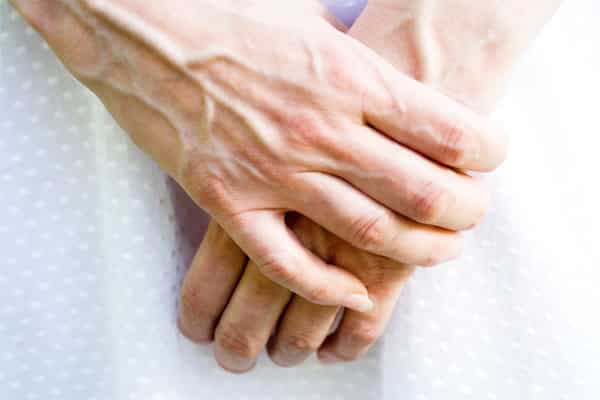 حتى لا نبدو أكبر سنا.. كيف نقلل من بروز العروق في اليد؟