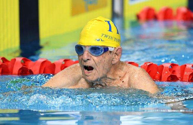 جورج كورونيس السباح الذي حطم كل الأرقام في سن الـ100!