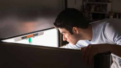 الفول السوداني والشوكولاتة الداكنة.. أطعمة لا تخش أكلها ليلا