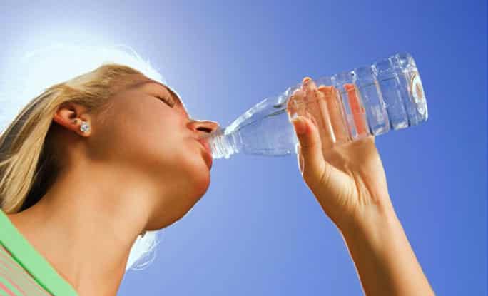 لماذا تؤدي المشروبات الباردة احتقان الحلق والحنجرة؟