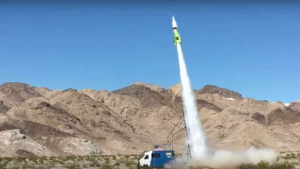 الشائعات تقود "المجنون" للتحليق بصاروخ لإثبات سطحية الأرض!