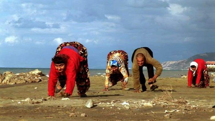 آل أولاس.. الحالة العجيبة أسرة تسير على أربع!