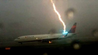 ماذا يحدث لو تعرضت الطائرة لصاعقة برق؟ هل تصاب بكارثة؟