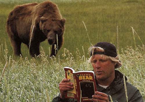 تيموثي تريودويل.. القصة الحقيقية والحديثة للدب الذي قتل صاحبه تيموثي تريودويل.. القصة الحقيقية والحديثة للدب الذي قتل صاحبه