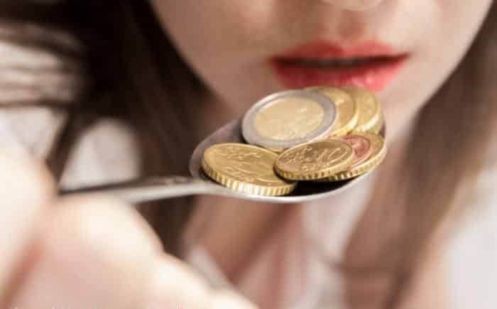 مذاق المعدن بالفم.. الأسباب وطرق العلاج