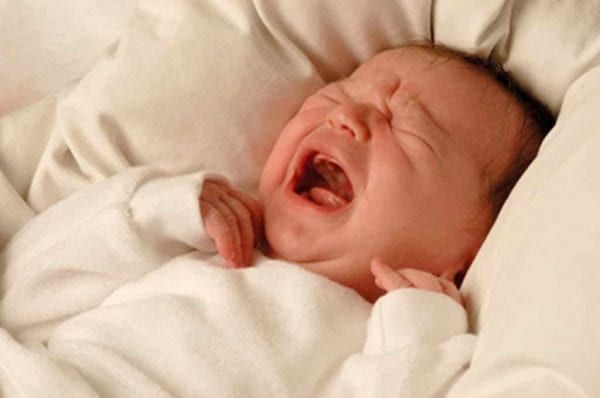 8 أسباب لبكاء الطفل الرضيع.. وطرق تهدئته