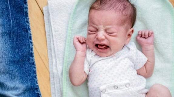 8 أسباب لبكاء الطفل الرضيع.. وطرق تهدئته