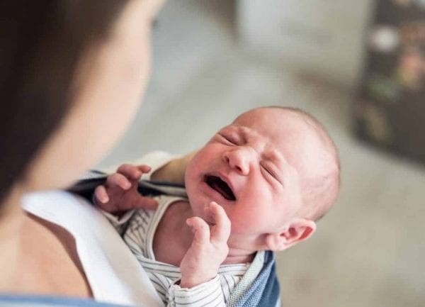 8 أسباب لبكاء الطفل الرضيع.. وطرق تهدئته