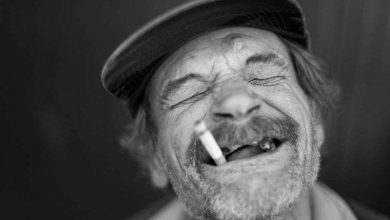 السيجارة تفقدك 11 دقيقة من عمرك والضحك يزيده 15.. مزحة أم معلومة؟