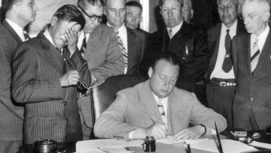 حقيقة صورة "مصر تقدم منحة للولايات المتحدة والوزير الأمريكي يبكي"