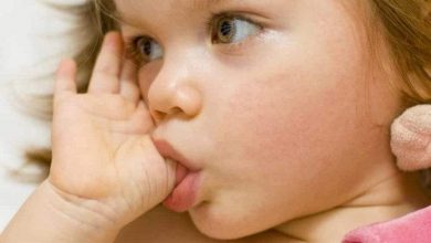 دراسة مفاجئة.. قضم الأظافر ومص الأصابع في الصغر حماية من الحساسية في الكبر