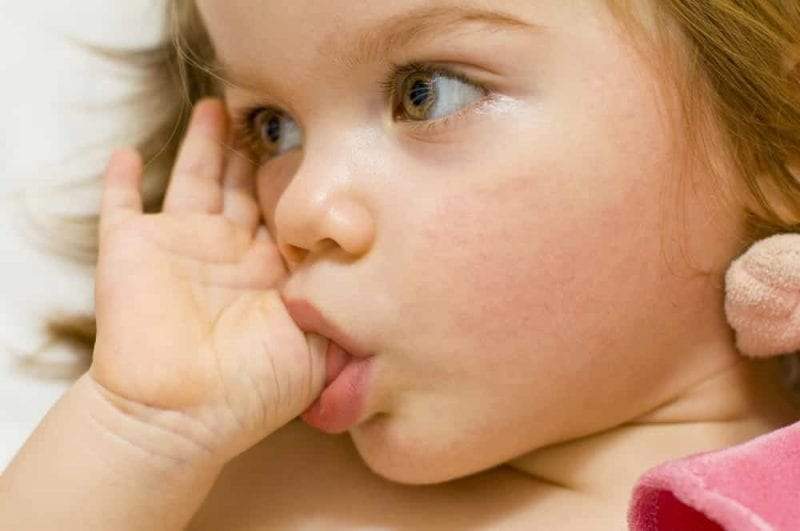 دراسة مفاجئة.. قضم الأظافر ومص الأصابع في الصغر حماية من الحساسية في الكبر