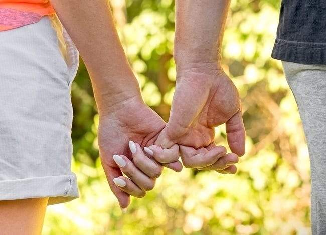 طريقة إمساك يد شريكك تكشف طبيعة العلاقة بين الطرفين