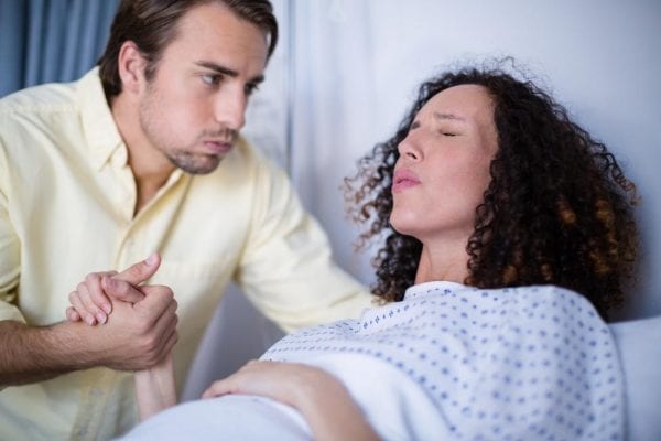 العلم يكتشف أن لمسة يد المحب تساعد على مقاومة الألم وتخفيفه