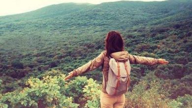 إمرأة تبحث مع فوج سياحي عن فتاة مفقودة.. ثم تكتشف أنها والفتاة شخص واحد!