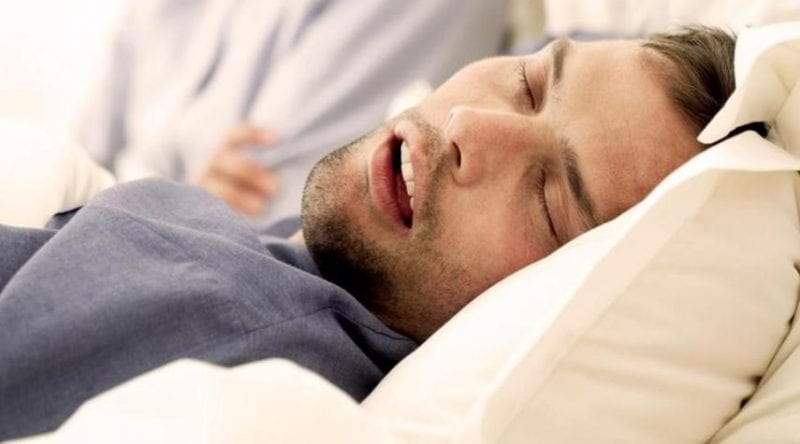 أسباب فتح الفم أثناء النوم وطريقه علاجه
