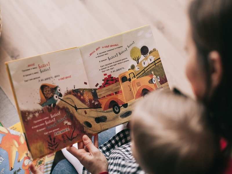 أيهما أفضل.. القراءة للطفل من الكتب المطبوعة أم الإلكترونية؟