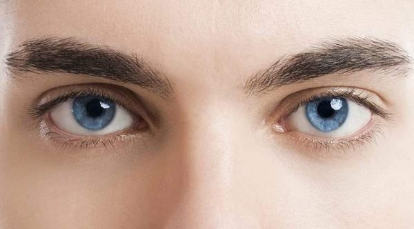 ماذا يحدث إذا نظر شخص في عيون آخر لمدة 10 دقائق؟