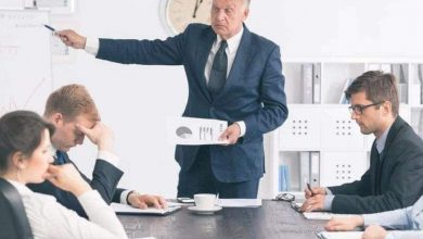 أحدهما سلبي والآخر إيجابي.. الفارق بين تأثير انتقاد المدير والزميل في العمل