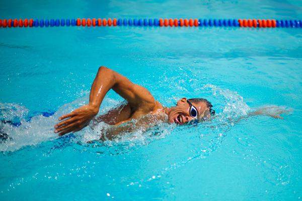 أخطاء شائعة عند ممارسة السباحة