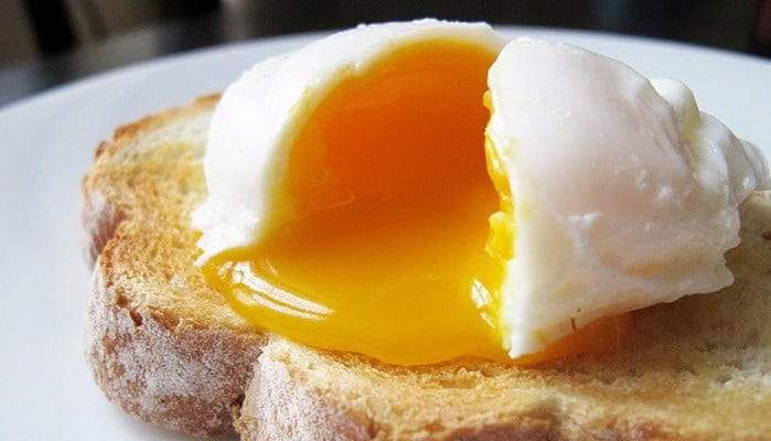 ماذا يحدث للجسم عند تناول البيض النيء؟