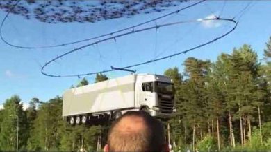 ما حقيقة فيديو طائرات درون تحمل شاحنة ضخمة في السماء؟