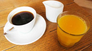 القهوة أم البرتقال.. من الأفضل للشرب في الصباح؟