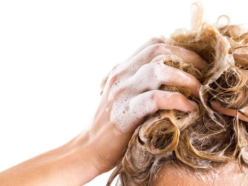 كم عدد مرات غسل الشعر المثالية؟ الخبراء يجيبون