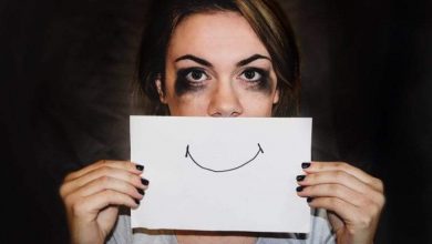 الاكتئاب المبتسم.. عندما يتخفى المرض النفسي وراء سعادة ظاهرية