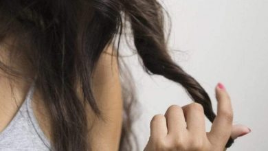 عادة لف الشعر.. السر والعلاج