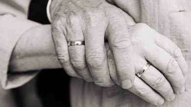 صور حب ملهمة.. يتحدى أبطالها الزمن والظروف