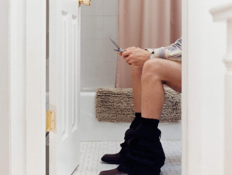 لماذا يحذر من استخدام الهاتف في المرحاض؟
