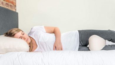 وضع الوسادة بين الفخذين أثناء النوم.. لماذا ينصح الجميع بذلك؟