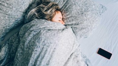 لماذا يحذر من ارتداء الملابس الشتوية الثقيلة أثناء النوم؟