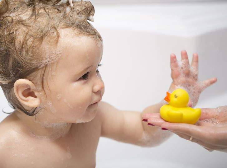 لماذا يحذر من تسلية الأطفال بواسطة البطة المطاطية؟